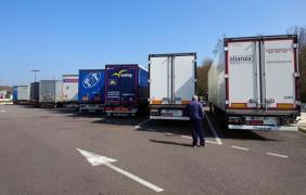 Un şofer român de TIR a fost găsit complet dezbrăcat dormind în cabină