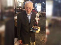 Povestea emoţionantă a bătrânului care vinde cărţi în Centrul Vechi