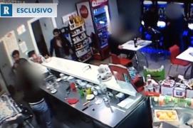 Imagini șocante în Italia! Un tânăr român e bătut cu pumnii și lovit cu o sticlă spartă de mafioți, în văzul lumii: „Românii ăștia de r..., nu-i suport” (Video)