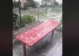 Gospodării distruse de ploaia cu piatra cât oul de prepeliţă, în judeţul Caraş Severin (Video)