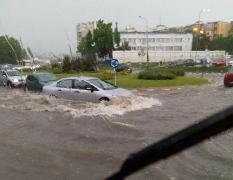 Prăpăd după furtuna violentă de la Piteşti! Şoferii aproape că înoată în apa care a acoperit străzile oraşului