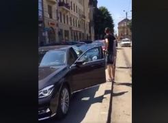 Imagini virale la Timișoara! Un cocalar cu BMW a parcat în mijlocul străzii și nu s-a clintit nici la strigătele și amenințările celorlalți șoferi