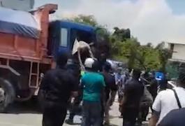 Şoferul unui camion care fugea de poliţie şi a făcut praf 15 maşini a fost scos pe geam şi rupt în bătaie