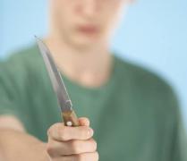 Un elev înarmat cu şase cuţite de bucătărie s-a încuiat în toaleta liceului