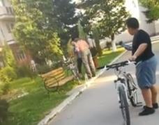 Imagini şocante la Geoagiu, unde un adolescent e bătut de un vecin pentru că juca fotbal între blocuri cu prietenii