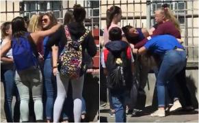 Bătaie cruntă în faţa unui liceu din Bistriţa! O fată cară pumni, picioare şi rupe părul din cap unei colege, spre amuzamentul celorlalţi elevi