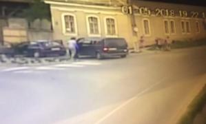 După ce nu i-a acordat prioritate la trecere, l-au rupt cu bătaia, în faţa copilului de 7 ani. Doi bprbaţi din Lipova au fost arestaţi