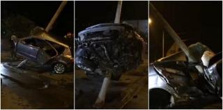 Imagini SF la Pitești! O mașină stă înfiptă într-un stâlp de electricitate în urma unui cumplit accident (Video)