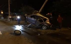 Accidentul de la Pitești, unde o mașină s-a încolăcit în jurul unui stâlp de electricitate, provocat de un viitor polițist