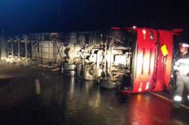 Un tir plin cu pământ de flori s-a răsturnat în pasul Tihuţa, traficul a fost complet blocat