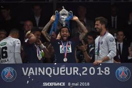 Brazilianul Dani Alves a devenit cel mai titrat jucător din istoria fotbalului