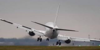 anică la bordul unui avion plin cu români! Aeronava, care a zbura pe ruta Bucureşti - Madrid, a aterizat de urgență pe aeroportul din Pisa