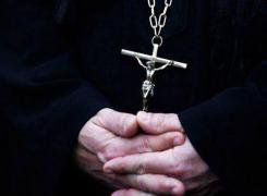 Un pensionar deghizat în preot a încercat să jefuiască o bijuterie din Bucureşti