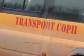 Accident cu un microbuz şcolar în Argeş. Doi răniţi, maşina care transporta elevi s-a izbit de o căruţă