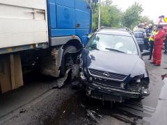 Un băiețel de 3 ani și bunica lui au fost răniți, după ce mașina în care se aflau a fost izbită din plin de un camion, în fața Hipodromului din Ploieşti