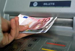 Un şofer român a reuşit să fure 84.000 de euro din bancomate, în Franţa, folosind doar un cleşte cu cap plat