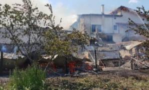 Incendiu devastator în Vrancea. Patru gospodării din Tulnici cuprinse de flăcări. Primăria, în pericol să ia foc
