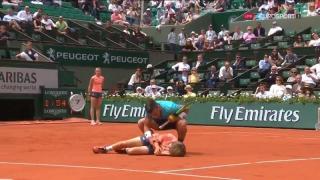 Un copil de mingi de la Roland Garros a fost făcut KO de un tenismen