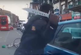 Imagini șocante la Londra! Un biciclist înarmat cu un cuțit imens atacă un șofer, care fusese la un pas de a-l accidenta (Video)