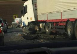 Accident cu patru victime la Râmnicu Sărat! Șoferul unui Volvo a făcut o depășire pe linia continuă și a intrat într-un TIR, care vroia să facă același lucru