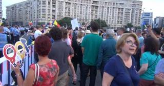 Protest în Piața Victoriei. Sute de persoane scandează împotriva coaliției de guvernare: "PSD, ciuma roşie!”