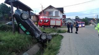 O şoferiţă a adormit la volan în zori şi zburat cu maşina peste şanţ, în Bistriţa. Fiica ei de 8 ani dormea pe bancheta din spate (video)