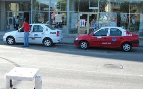 Alertă la Hunedoara! O taximetristă a fost bătută, ameninţată cu un cuţit şi abuzată de un client. 300 de euro recompensă pentru prinderea lui