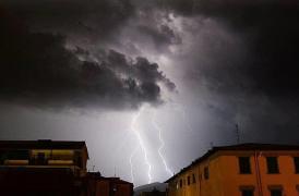 ANM a emis noi alerte meteo de fenomene periculoase! Coduri galben şi portocaliu de furtuni, ploi torenţiale şi grindină