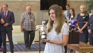 Primele declaraţii ale Simonei Halep, după ce a adus acasă trofeul Roland Garros: 'Este și al meu, și al României'