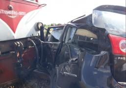 Maşină spulberată de un tren în Olt. Mai multe victime, şoferul a rămas prins în fiare autoturismului
