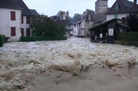 Franţa, lovită de inundaţii violente. Torentele au măturat străzile oraşelor, maşini luate de ape