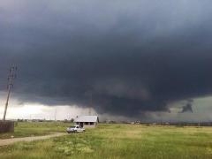 Furtună violentă în Mehedinți! Un bărbat a murit după ce a fost lovit de trăsnet. O femeie este grav rănită