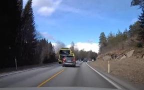 Video devastator. Impact frontal între un TIR şi un SUV, nico victimă!