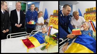 Cu flori la căpătâi şi înfăşurată ca un mort cu tricolorul. Cum a transformat Prefectura Sălaj o aniversare într-un ...priveghi