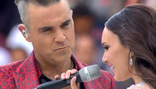 Robbie Williams, gest şocant în faţa a miliarde de oameni, în timpul ceremoniei de deschidere a Cupei Mondiale (Video)