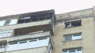 Panicat, un tânăr din Petroşani a sărit pe geam, de la etajul 10. Un incendiu izbucnise de la o ţigară (Video)