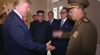 Avalanşă de critici către Donald Trump, după ce preşedintele american a încălcat protocolul prezidenţial