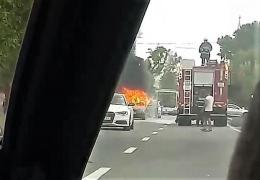 BMW în flăcări, la Timişoara. Bolidul a luat foc din senin şi a ars ca o torţă câteva zeci de minute (Video)