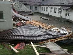 O tornadă a făcut prăpăd în Poiana Ţapului! A pus la pământ zeci de copaci şi a smuls acoperişul unei şcoli (Video)