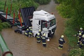 Un camion plin cu buşteni a fost aruncat de furtună direct în râu, de pe un pod, pe o şosea din Austria