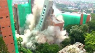 Video spectaculos! O clădire de 54 de metri înăţime, cu 18 etaje şi 44 de apartamente cade în 3 secunde