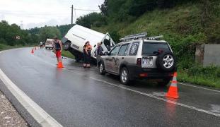 Un şofer de TIR e căutat de poliţie, după ce a provocat un accident cu o ambulanţă în misiune, la Reşiţa, şi a fugit