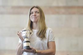 Simona Halep arată trofeul Roland Garros pe Otopeni
