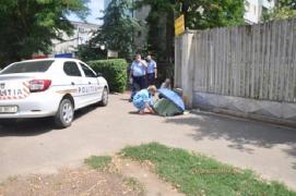 Polițişti şi medici la locul unde a murit bătrânul