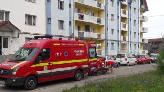 Un dentist depresiv, tatăl a 2 copii, s-a aruncat pe geam, la Bistriţa. Bărbatul a căzut în cap şi a murit pe loc