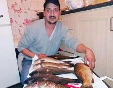 Mai mulţi români din Marea Britanie fură crapi din iazuri şi se laudă pe Facebook cu captura