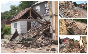 Casă prăbuşită în stradă, după furtună, la Dej. Şi casa de lângă e în pericol să cadă (Video)