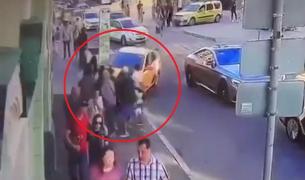 Captură din video cu taximetristul care lovește suporterii în Moscova