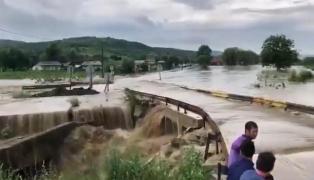 Inundaţii de proporţii la Bacău, după o furtună violentă