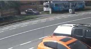 Maşină spulberată de tramvai